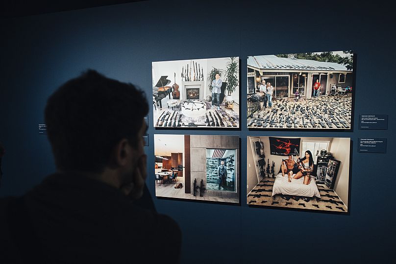 Gość oglądający zdjęcia Gabriele Galimberti w "Przedmieścia.  Budowanie amerykańskiego snu" wystawa w Barcelonie.