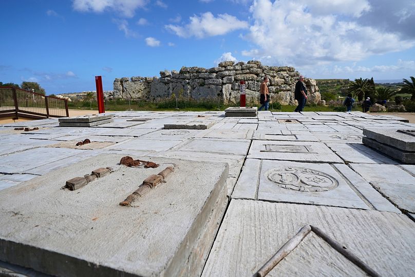 „Ogród blizn” ghańskiego artysty Ibrahima Mahamy to zbiór betonowych płyt i odlewów nagrobków przedstawiających historię Ghany i Holandii.