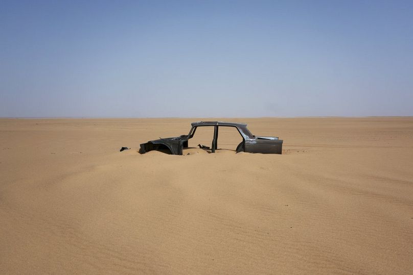 Rama porzuconego Peugeota 404 spoczywa na południowo-środkowej Saharze, czerwiec 2018 r