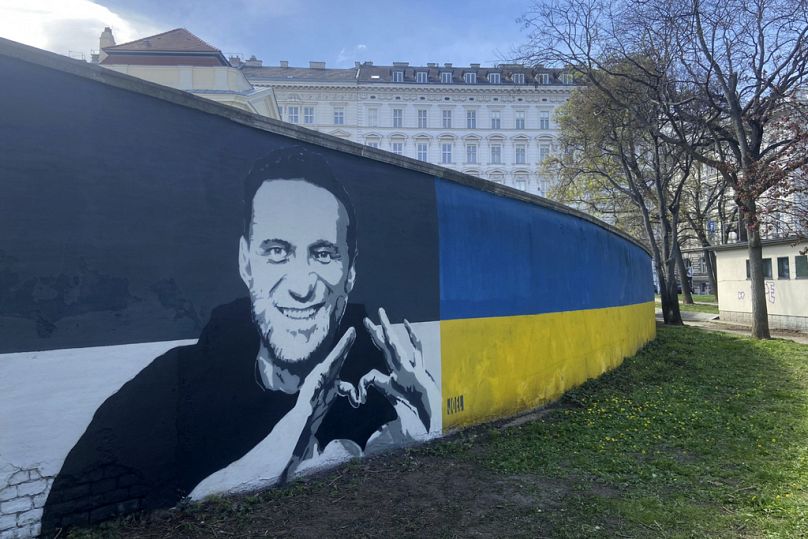 Zdjęcie Aleksieja Nawalnego na muralu w Wiedniu, Austria, środa, 27 marca 2024 r.