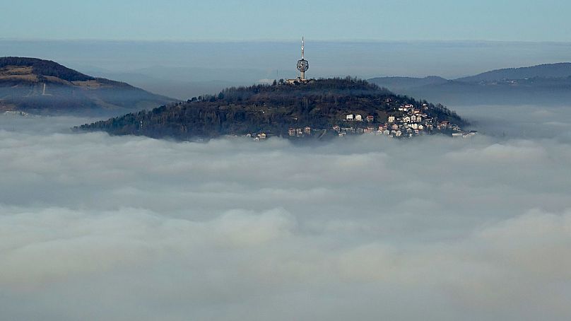 Stolicę Bośni, Sarajewo, pokrywają warstwy mgły, Bośnia, 17 grudnia 2020 r.
