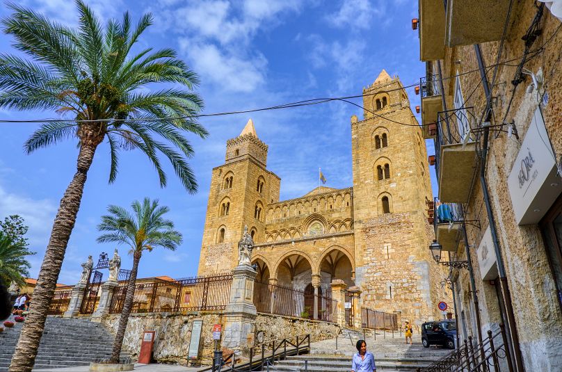 Nadmorskie miasto Cefalù w północnej Sycylii zostało uznane za jedną z najpiękniejszych wiosek we Włoszech i słynie z normańskiej katedry przypominającej fortecę.