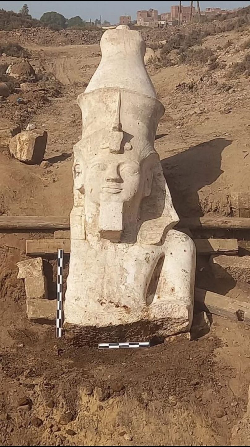 Niedawno odkryta górna połowa posągu przedstawiającego faraona Ramzesa II