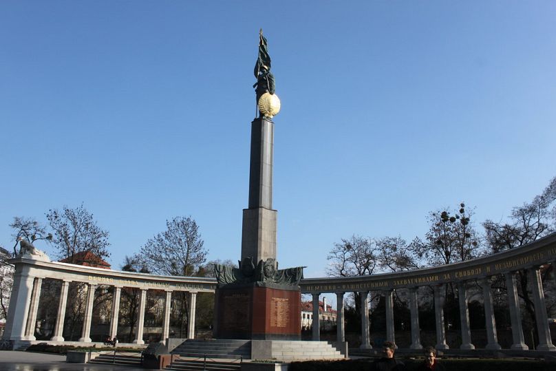 Pomnik Bohaterów Armii Czerwonej w Wiedniu wzniesiono dla upamiętnienia 17 000 żołnierzy radzieckich, którzy polegli w bitwie pod Wiedniem przeciwko siłom niemieckim podczas II wojny światowej.