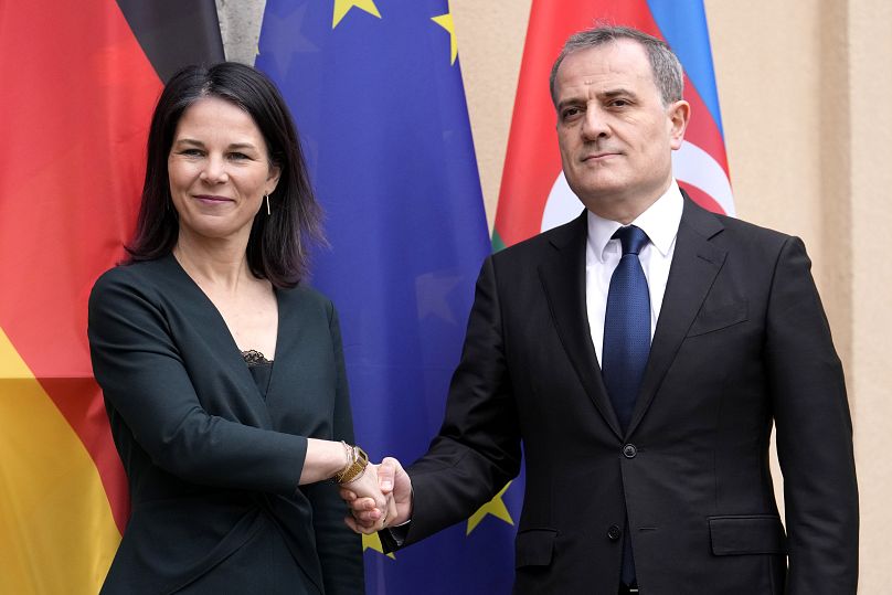 Niemiecka minister spraw zagranicznych Annalena Baerbock (po lewej) wita ministra spraw zagranicznych Azerbejdżanu Jeyhuna Bayramowa na rozmowach pokojowych w Berlinie, Niemcy, środa, 28 lutego 2024 r.