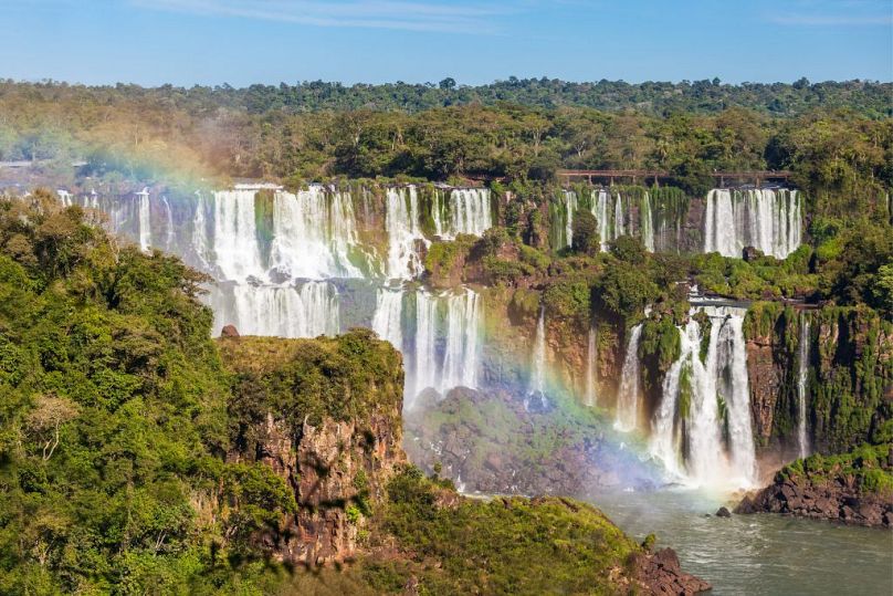 Wzdłuż granicy z Argentyną wodospady Iguazu są jednym z najbardziej spektakularnych wodospadów na świecie