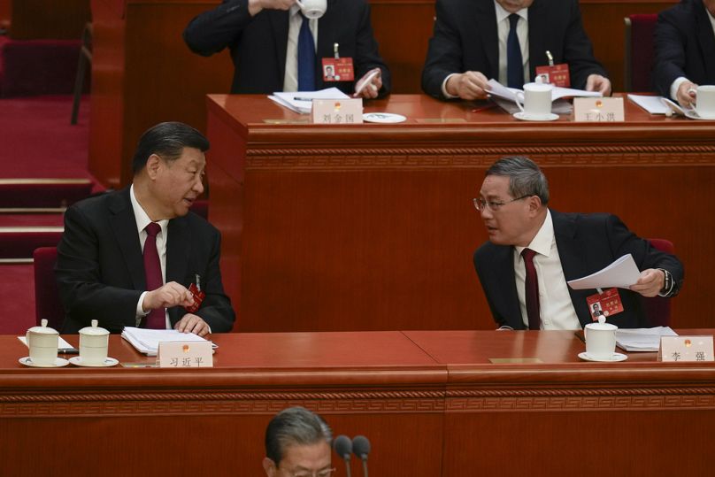 Chiński prezydent Xi Jinping (po lewej) rozmawia z chińskim premierem Li Qiangiem podczas sesji otwierającej NPC w Wielkiej Sali Ludowej w Pekinie, Chiny, 24.03.05