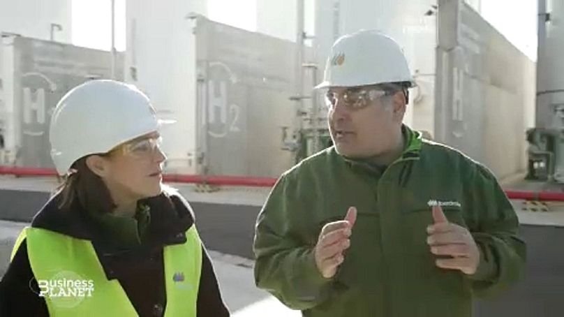 Andrea Bolitho, dziennikarz Euronews i Carlos Fúnez Guerra, szef rozwoju zielonego wodoru w Iberdrola