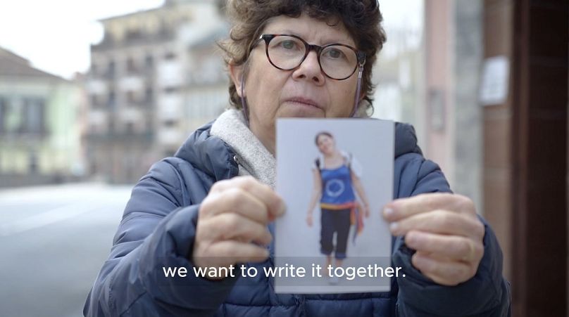 Angela Bedoni trzyma zdjęcie swojej córki w emocjonalnym apelu wideo, w którym zwraca się do rządu o wstrzymanie reformy i ponowne napisanie jej z rodzinami ofiar wypadków drogowych.