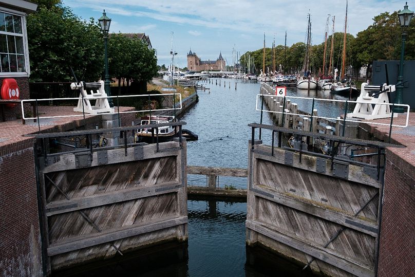 Amsterdam leży dwa metry poniżej poziomu morza i jest chroniony skomplikowanym systemem kanałów, śluz i tam.