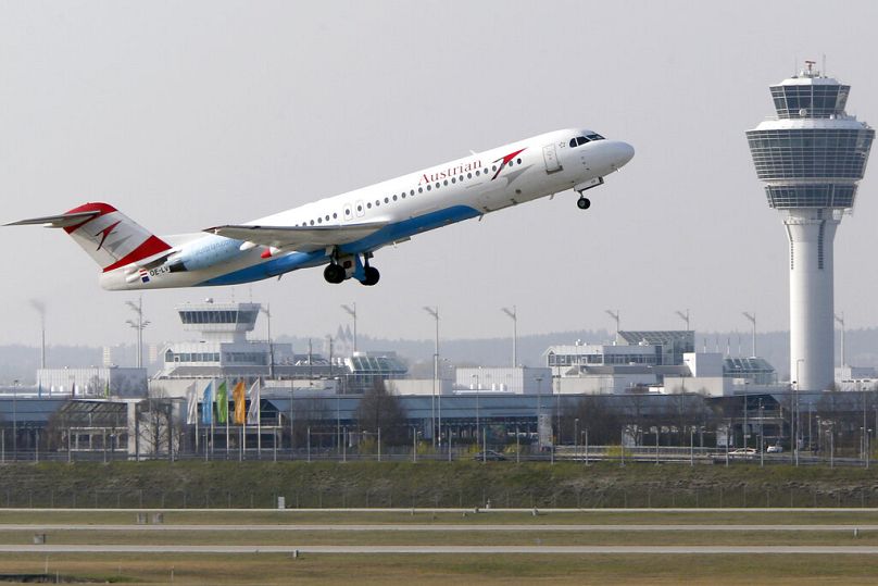 Samolot Austrian Airlines startuje z lotniska w Monachium na południu Niemiec