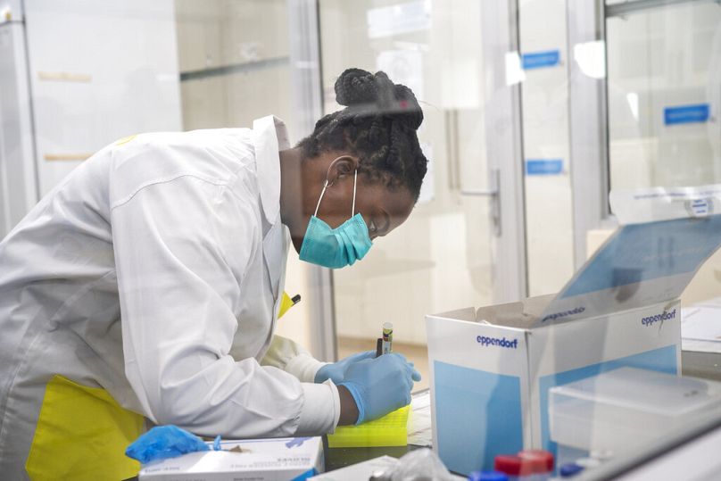 Naukowiec medyczny Melva Mlambo pracuje nad sekwencjonowaniem próbek omikronów COVID-19 w Centrum Badawczym Ndlovu w Elandsdoorn, grudzień 2021 r.