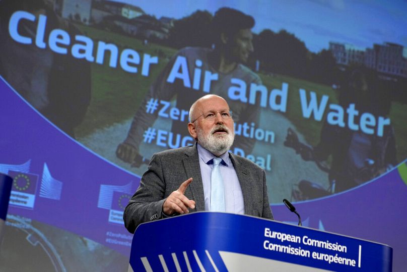 Europejski komisarz ds. Europejskiego Zielonego Ładu Frans Timmermans przemawia podczas konferencji medialnej w siedzibie UE w Brukseli, październik 2022 r.