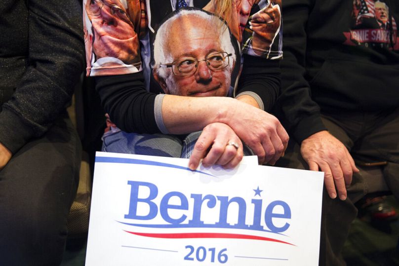 Candace Richarei z Burlington w stanie Illinois trzyma transparent popierający kandydata Demokratów na prezydenta, senatora Berniego Sandersa I-Vt., podczas wiecu wyborczego, styczeń 2016 r.