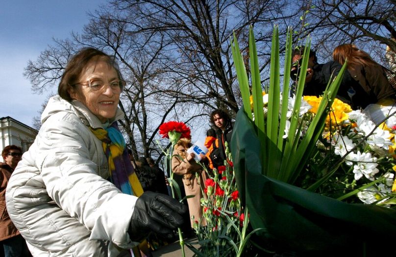 Kobieta składa kwiatowy hołd pod pomnikiem w Sofii z okazji ratowania bułgarskich Żydów z nazistowskich obozów zagłady, marzec 2007