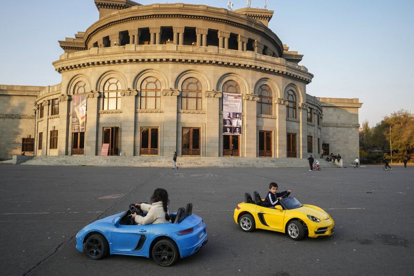 Dzieci jeżdżą samochodzikami na Placu Wolności w Erewaniu, listopad 2021 r