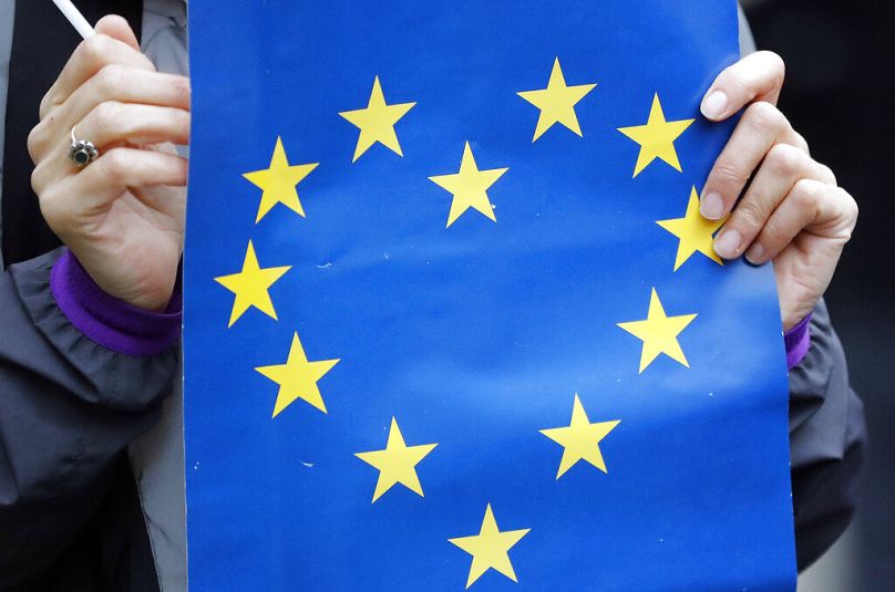 Zwolennik członkostwa w UE trzyma sztandar z flagą europejską w Londynie, październik 2016 r.