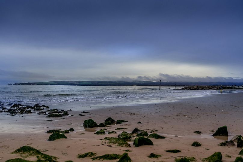 Zimny ​​jesienny poranek na plaży Sandbanks Beach w Poole.