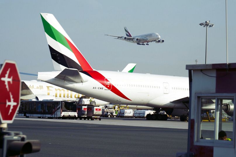 Jumbo Jet Emirates Airbus A380 ląduje na międzynarodowym lotnisku w Dubaju.