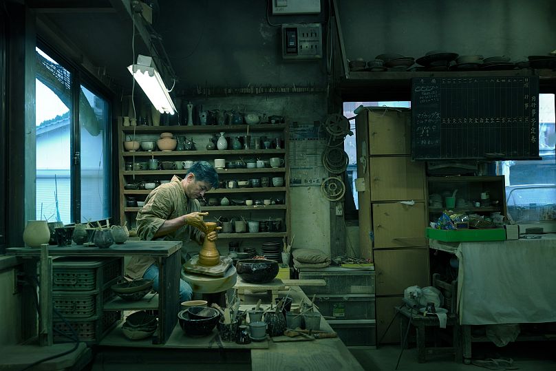 Artysta ceramiki Yusuke Onimaru w swoim piecu w swoim domu w Fukuoce w Japonii.
