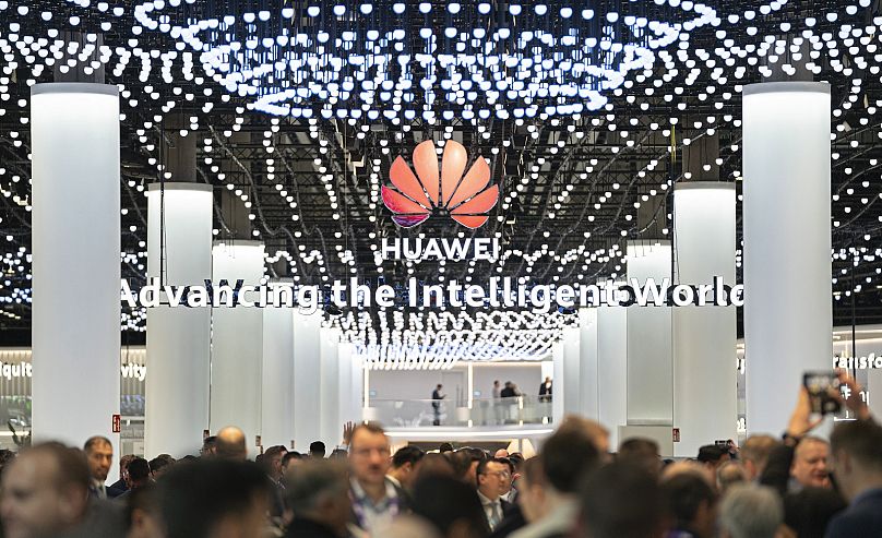 Odwiedzający spacerują po stoisku Huawei podczas Mobile World Congress 2024 w Barcelonie, Hiszpania, poniedziałek, 26 lutego 2024 r.