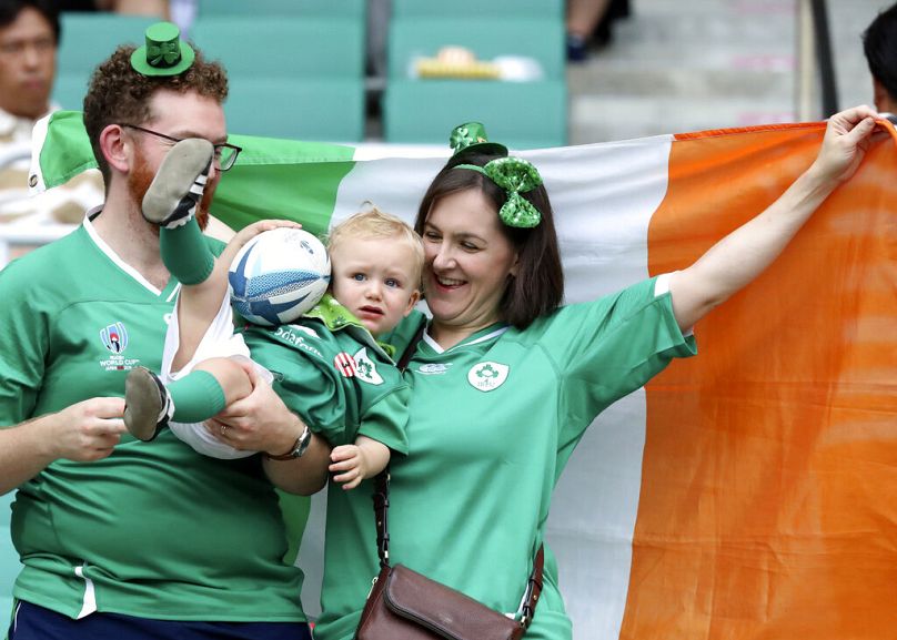 Irlandzcy kibice czekają na rozpoczęcie meczu Pucharu Świata w Rugby w grupie A na stadionie Shizuoka Ecopa pomiędzy Japonią a Irlandią w Shizuoka w Japonii, sobota, 28 września 2019 r.