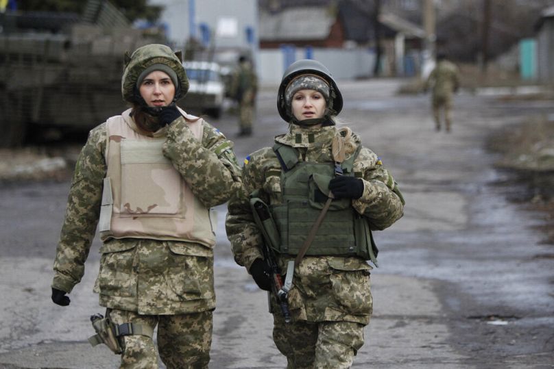 Żołnierki ukraińskiej armii rządowej patrolują obszar we wsi Debalcewe w obwodzie donieckim, wschodnia Ukraina, środa, 24 grudnia 2014 r.