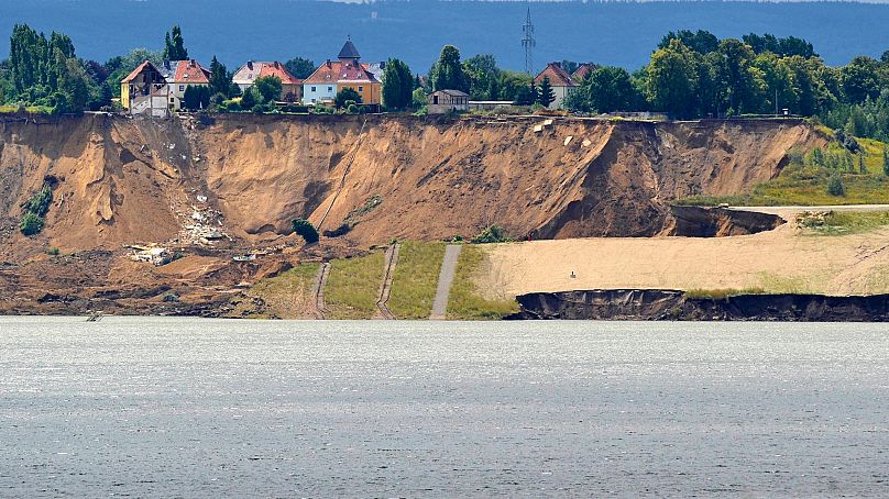 Domy można zobaczyć z drugiego brzegu Jeziora Concordia w poniedziałek, lipca 2009 r., na miejscu poślizgu w Nachterstedt w Saksonii-Anhalt w Niemczech.