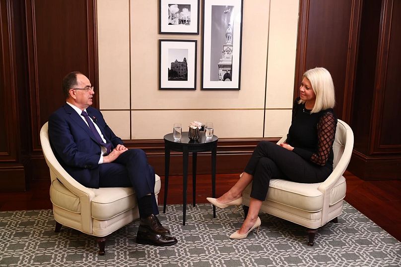 Reporterka Euronews Jane Witherspoon przeprowadza wywiad z prezydentem Albanii.