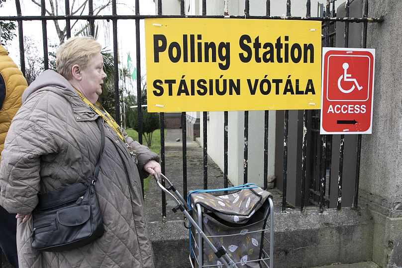 Kobieta przybywa, aby głosować w referendum w sprawie proponowanych zmian w brzmieniu Konstytucji odnoszącym się do obszarów rodziny i opieki.