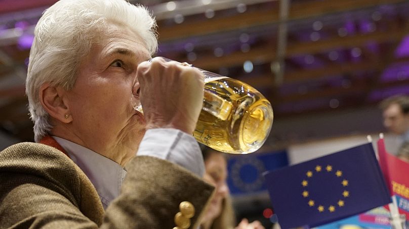 Przewodnicząca Komisji Obrony niemieckiego Bundestagu Marie-Agnes Strack-Zimmermann pije piwo na początku wydarzenia FDP w Środę Popielcową w Dingolfing w Niemczech,
