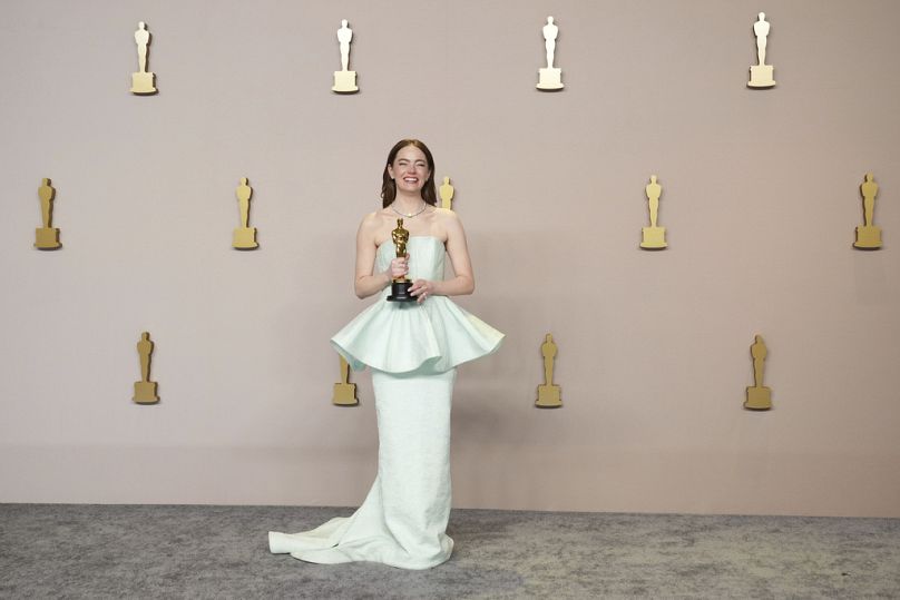 Emma Stone pozuje w sali prasowej z nagrodą za najlepszą rolę pierwszoplanową aktorki 