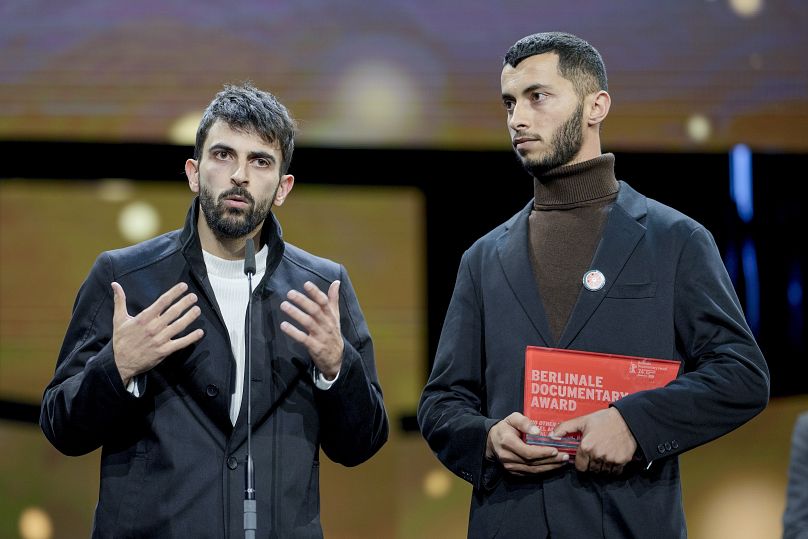 Palestyńska Basel Adra (po prawej) i izraelski Yuval Abraham (po lewej) otrzymują nagrodę dokumentalną za 