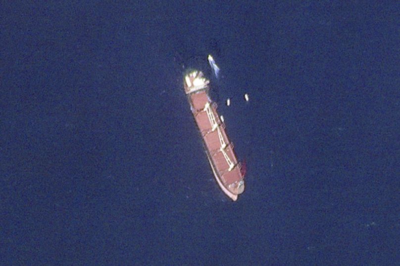 To zdjęcie satelitarne wykonane przez Planet Labs PBC przedstawia statek Rubymar pod banderą Belize na Morzu Czerwonym w środę, 28 lutego 2024 r.