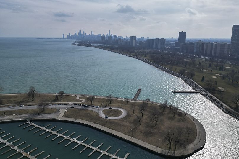 Światło słoneczne odbija się od jeziora Michigan w porcie Montrose w wyjątkowo ciepły dzień, 27 lutego 2024 r., w Chicago.