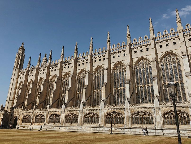 Jeśli szukasz najbardziej imponujących atrakcji, odwiedź kaplicę King's College w Cambridge, która została zbudowana pod przewodnictwem pięciu różnych królów Anglii.
