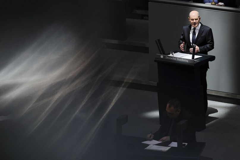 Kanclerz Niemiec Olaf Scholz wygłasza przemówienie w niemieckim parlamencie Bundestagu w Berlinie przed szczytem UE.