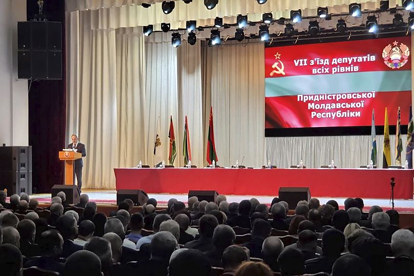 Aleksander Korszunow, przewodniczący Rady Najwyższej Naddniestrzańskiej Republiki Mołdawskiej, przemawia do publiczności w Naddniestrzu.
