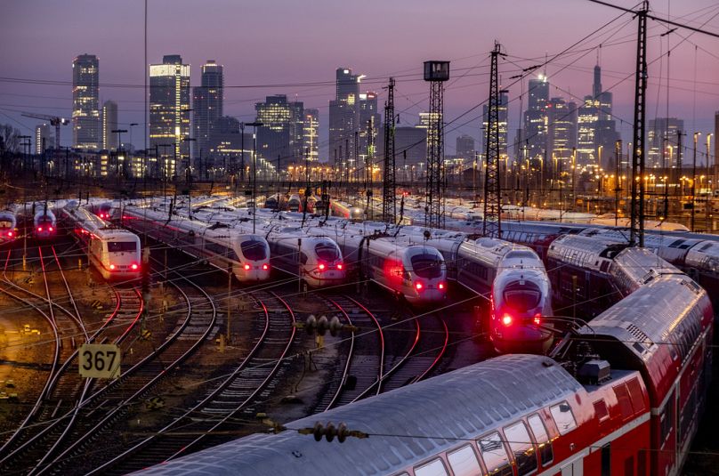 Pociągi stoją zaparkowane przed głównym dworcem kolejowym we Frankfurcie w Niemczech w ramach zeszłotygodniowych strajków