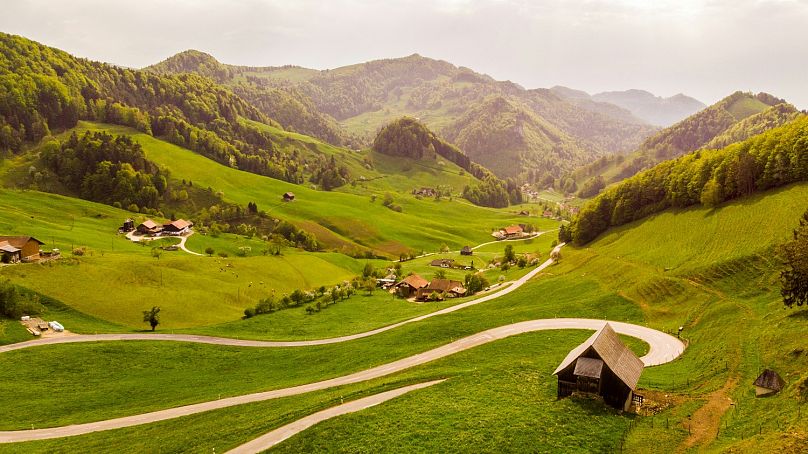Dlaczego podczas wizyty w Szwajcarii nie miałbyś podziwiać pagórków przełęczy Passwang?