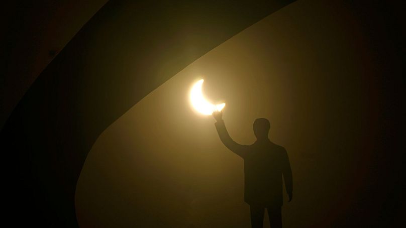 Zaćmienie słońca widoczne za pomnikiem byłego prezydenta Brazylii Juscelino Kubitscheka, Brazylia, 14 października 2023 r.