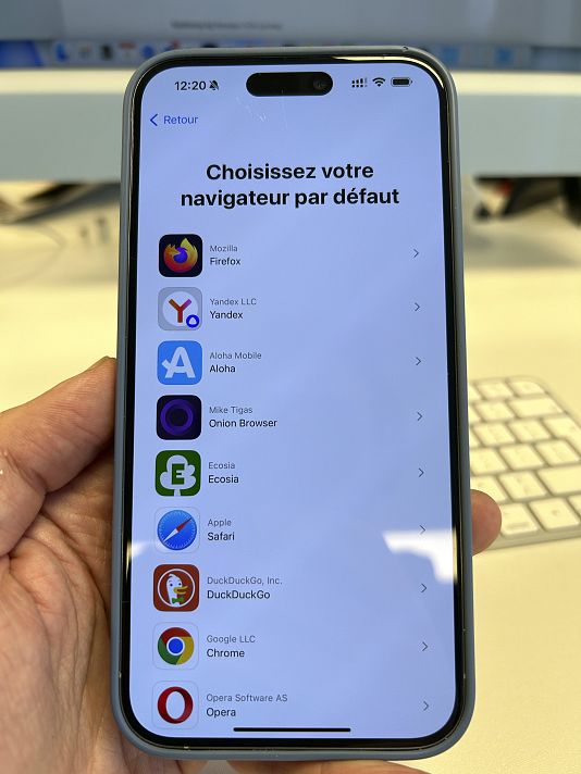 Na ekranie iPhone'a w Brukseli w Belgii wyświetla się wyskakujące okienko z prośbą o wybór przeglądarki.