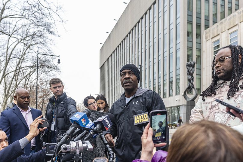 Carlis Thompson, kuzyn gwiazdy Run-DMC Jam Master Jay, rozmawia z mediami przed budynkiem sądu rejonowego wschodniego Stanów Zjednoczonych – wtorek, 27 lutego 2024 r.