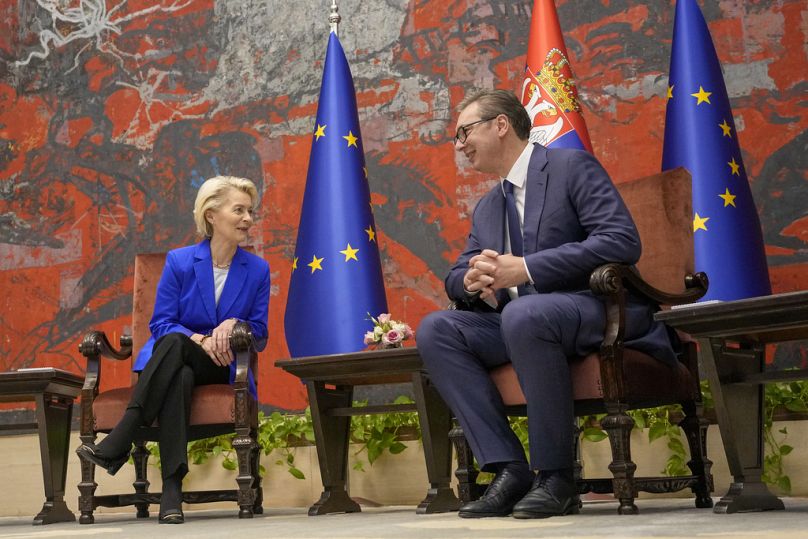 Vučić (z prawej) i przewodnicząca Komisji Europejskiej Ursula von der Leyen przybywają na konferencję prasową po rozmowach w Pałacu Serbii w Belgradzie, Serbia, wtorek, 31 października 2023 r.