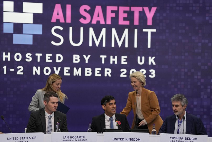 Sesja plenarna podczas szczytu bezpieczeństwa AI w Bletchley Park w Milton Keynes, listopad 2023 r.
