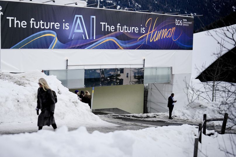 Baner reklamowy z hasłem dotyczącym sztucznej inteligencji zamocowany w budynku przy promenadzie w Davos, obok Światowego Forum Ekonomicznego w Davos, styczeń 2024 r.