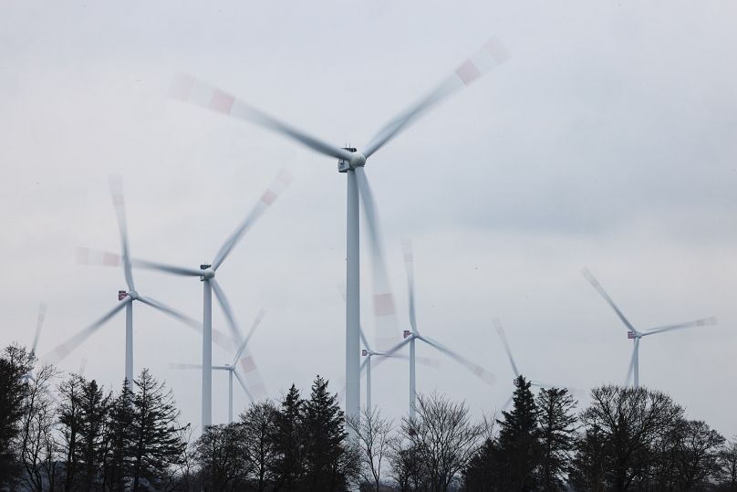 Turbiny wiatrowe obracają się na farmie wiatrowej w Sprakebuell w Niemczech.