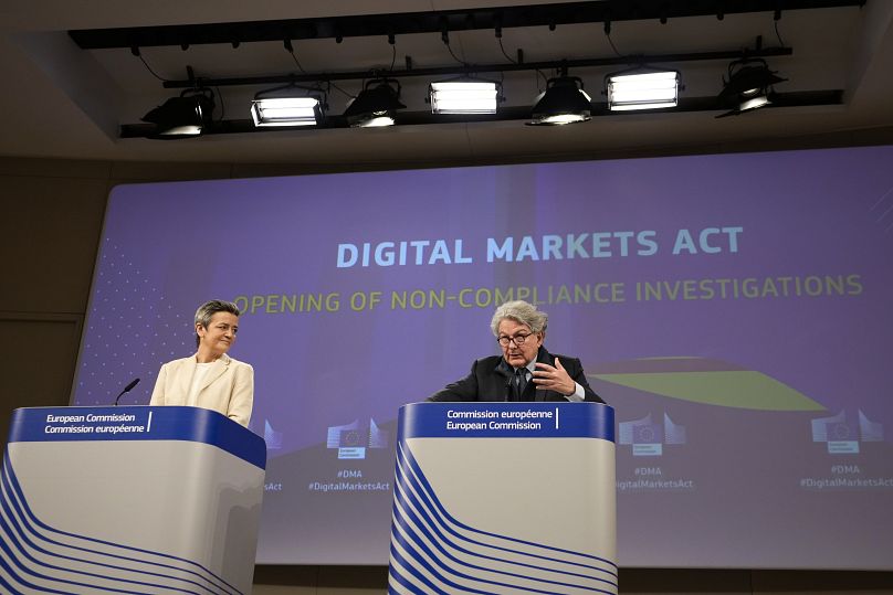 Europejska komisarz ds. Europy na miarę ery cyfrowej Margrethe Vestager (po lewej) i europejski komisarz ds. rynku wewnętrznego Thierry Breton (po prawej) na konferencji prasowej.