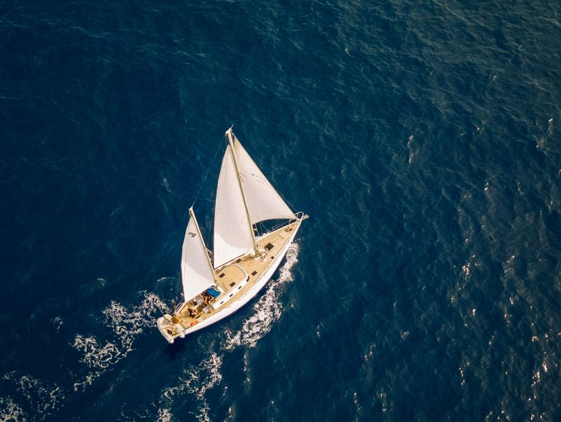 Luna, żaglówka Eco Sailor, z góry na archipelagu