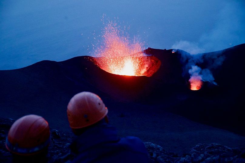 Odwiedzający zachwycają się eksplozjami wulkanów ze szczytu Stromboli